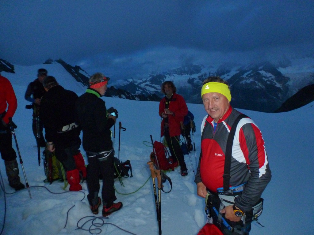 Am Gletscher geht es flott dahin: die Bedingungen sind erstklassig. es beginnt auch schon zu dämmern.