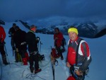 Am Gletscher geht es flott dahin: die Bedingungen sind erstklassig. es beginnt auch schon zu dämmern.