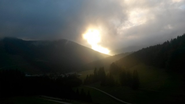 Wolkenstimmung über der Alm