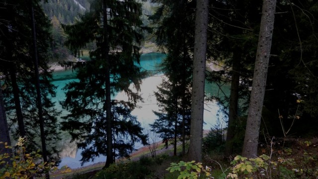 Der grüne See spiegelt die Messnerin-Felsen wider