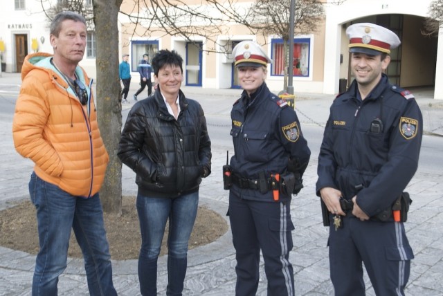 Unsere Exekutiv-Beamten von der Polizei nehmen das Spektakel gelassen