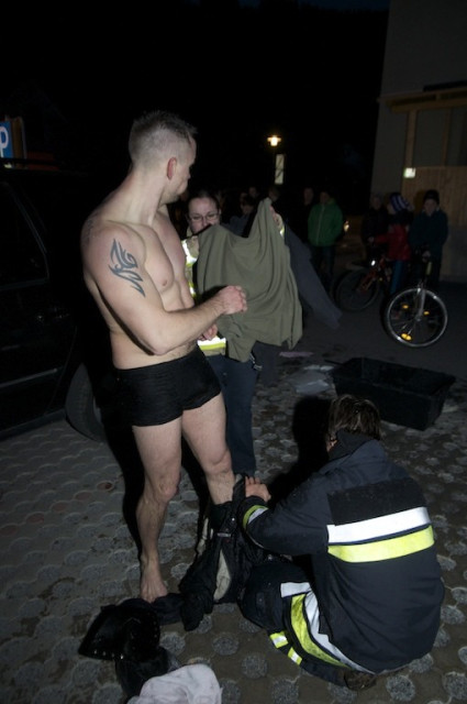 Das linke Bein spreizt sich, ...