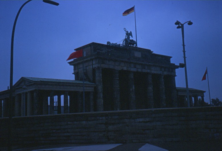 Brandenburger_Tor-1974.jpg