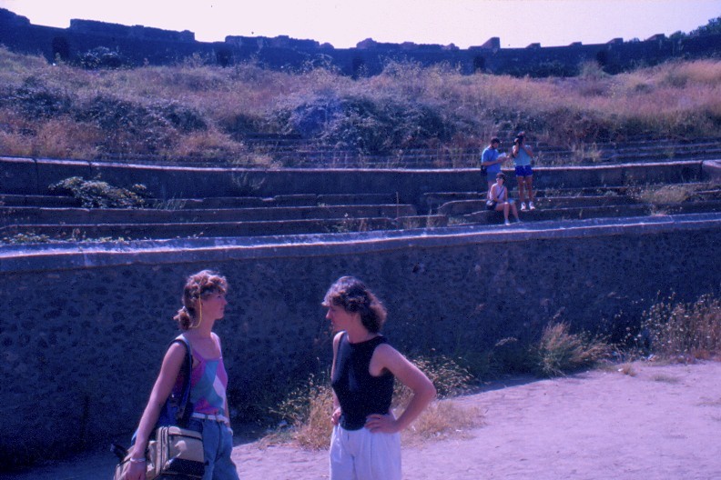 Ida und Julia in Pompei ca 1987