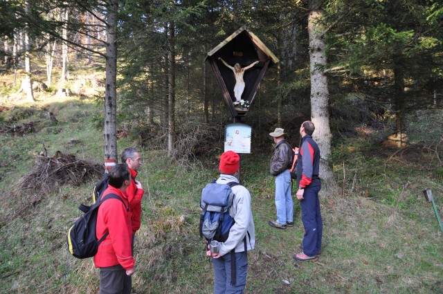 Das Kreuz am Beginn des Prügelweges