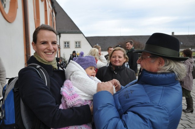 Gerhard und Gabi begruessen den Taeufling